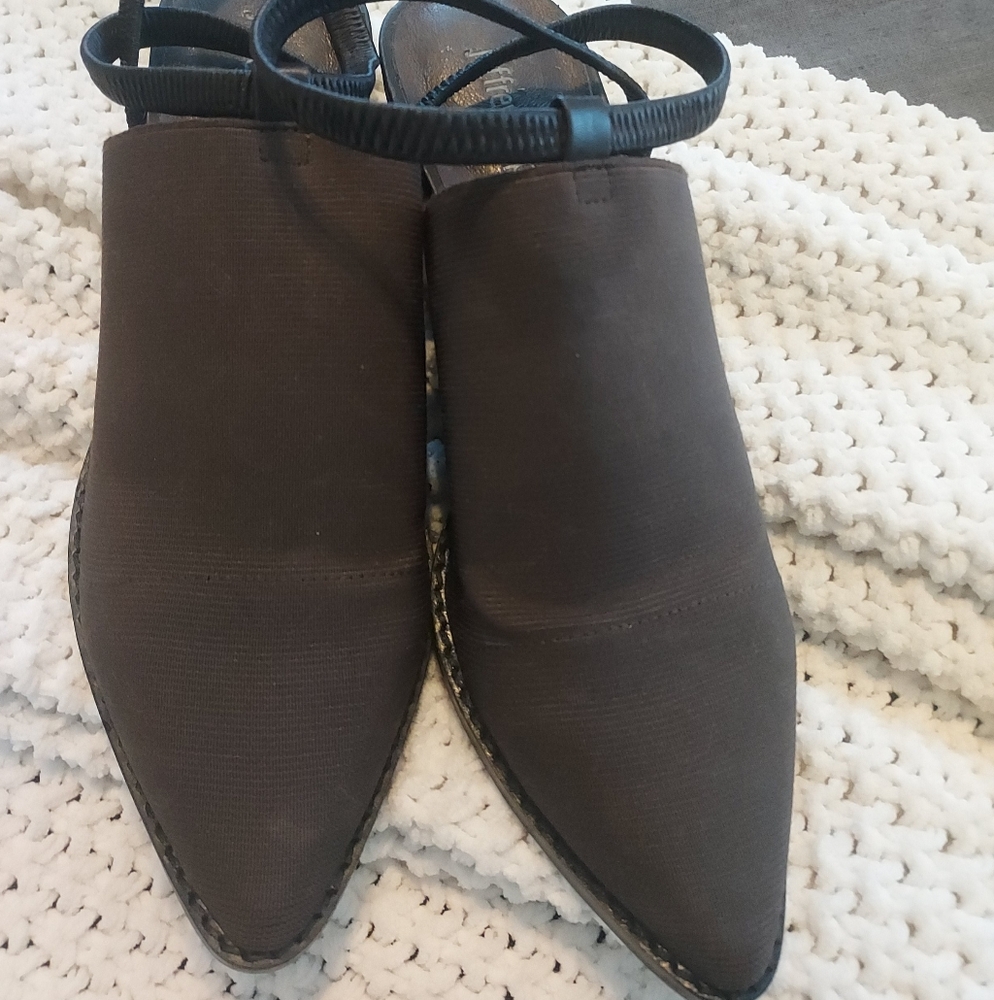 Jeffrey Cambell / ANTHROPOLOGIE  pointed toe heel